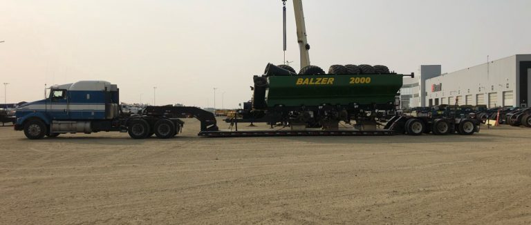 Fardier transportant un équipement agricole