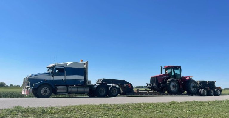 Transport d'un tracteur sur un fardier