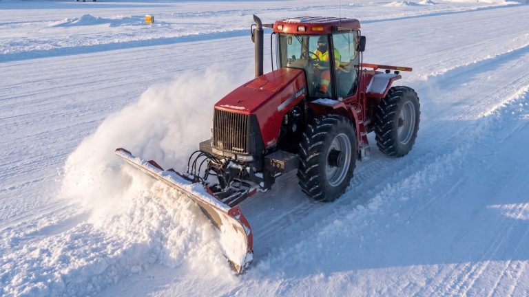 Tracteur de déneigement avec gratte